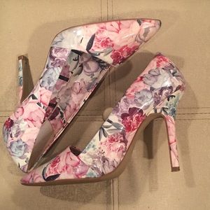 Elle floral print patent leather pumps